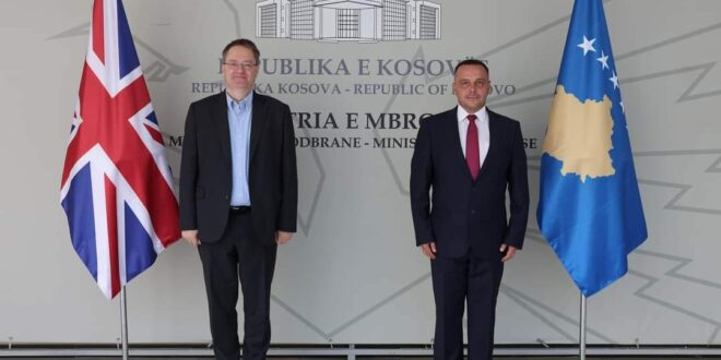 Ministri i Mbrojtjes, Ejup Maqedonci, priti në takim ambasadorin e Mbretërisë së Bashkuar në Kosovë, Nicholas Abbott