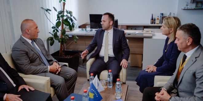 Kryetari i Odës Ekonomike të Kosovës, Berat Rukiqi priti në një takim kryeministrin, Ramush Haradinaj