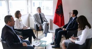 Kryetari i Vetëvendosjes, Albin Kurti e ka pritur sot në takim ambasadorin francez në Prishtinë, Didier Chabert