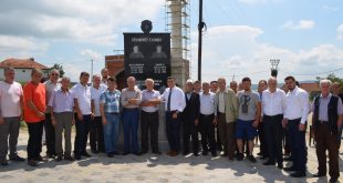 Në Pirq të Mitrovicës u zbulua pllaka përkujtimore e dy dëshmorëve të kombit Sylejman dhe Shapi Kalludra