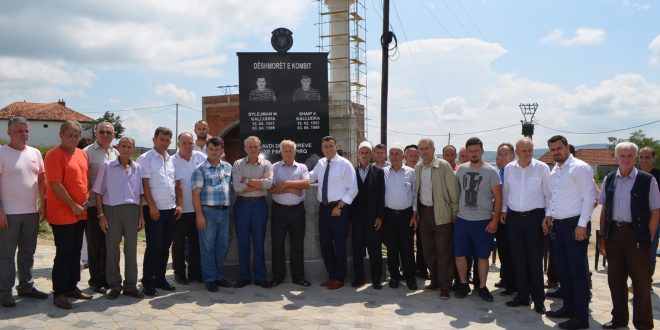 Në Pirq të Mitrovicës u zbulua pllaka përkujtimore e dy dëshmorëve të kombit Sylejman dhe Shapi Kalludra