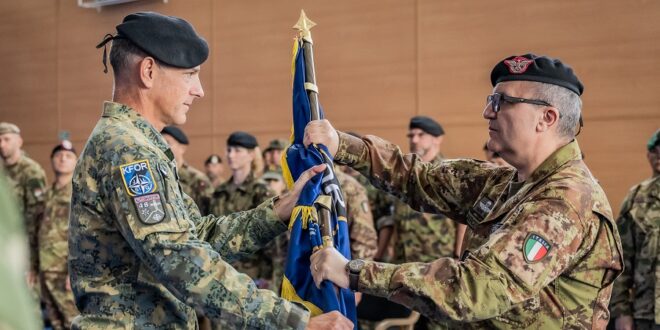 Sot me një ceremoni ushtarake, Gjenerali italian, Angelo Ristucca, ia ka dorëzuar komandën e KFOR-it, gjeneralit turk, Ozkan Ulutas