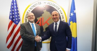 Kryetari i AAK-së, Ramush Haradinaj, ka pritur në takim ambasadorin amerikan në Kosovë, Jeffrey Hovenier. Ai ka thënë se në takim ka konfirmuar qëndrimin e AAK-së në përkrahje të planit franko-gjerman, pasi plani duhet t’i mundësojë Kosovës rrugën e njohjes nga Serbia, anëtarësimin në NATO, gjithashtu edhe në organizatat ndërkombëtare. Haradinaj e ka falënderuar personalisht ambasadorin Hovenier për angazhimin e tij dhe të Shteteve të Bashkuara të Ameikës për mbështetjen e vazhdueshme ndaj Kosovës. E konfirmova qëndrimin e Aleancës në mbështetje të Planit Franko-Gjerman duke theksuar se ky plan duhet që Kosovës t’i mundësojë rrugën e njohjes nga Serbia, anëtarësimin në NATO dhe organizatat tjera ndërkombëtare”, ka shkruar Haradinaj.