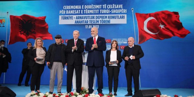 Erdogan ishte i pranishëm në ceremoninë e dorëzimit të 522 banesave të ndërtuara nga Turqia për familjet e dëmtuara nga tërmeti