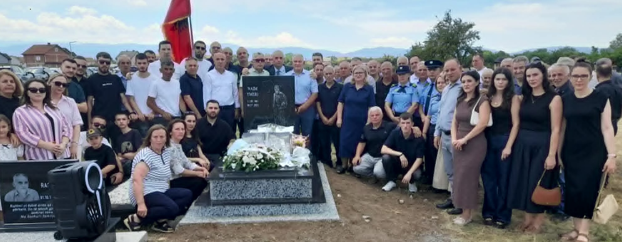 Familjarë  bashkëluftëtarë dhe qytetarë kujtojnë Naim Ymerin në përvjetorin e parë të ndarjes nga jeta