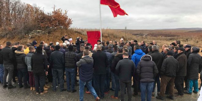 Sot në fshatin Carrallukë të Malishevës zbulohet pllaka përkujtimore e Sefer dhe Bardhec Kleçkës