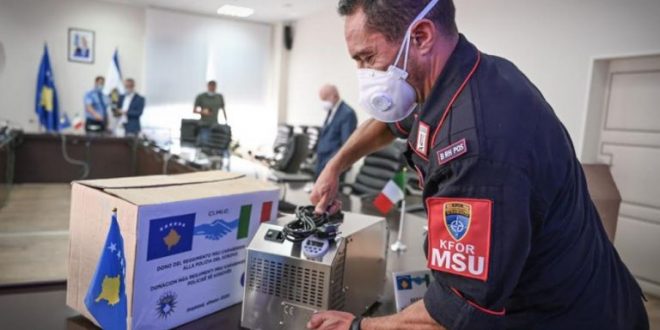 KFOR-i italianë e mbështetë Policinë e Kosovës me pajisje kundër pandemisë se virusit korona