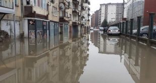PDK-Fushë Kosovë: Uji i kanalizimit dhe shiut vërshon rrugën në Bresje të Fushë Kosovës