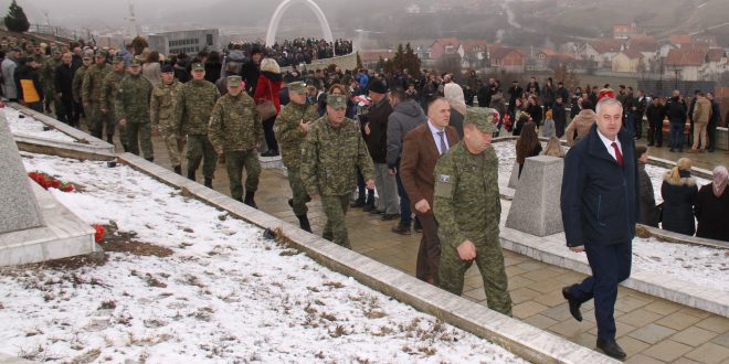 Ministri, Berisha dhe komandantit i FSK-së, Rama, bënë homazhe në nderim të martirëve dhe dëshmorëve të Reçakut