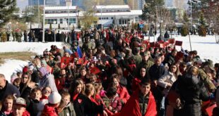 Kazerma “Adem Jashari”, në Prishtinë, ishte e stërmbushur me vizitorë, të cilët takuan pjesëtarë të FSK-së dhe panë pajisjet e tyre