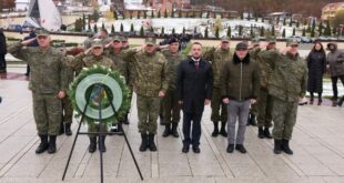 Ministri, Maqedonci, me krerët shtetërorë, gjeneralë e oficerë, bëri homazhe në Kompleksin Memorial, “Adem Jashari”, në Prekaz