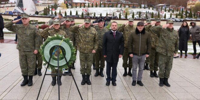 Ministri, Maqedonci, me krerët shtetërorë, gjeneralë e oficerë, bëri homazhe në Kompleksin Memorial, “Adem Jashari”, në Prekaz