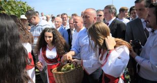 Haradinaj: Puna e vyeshme e verëtarëve dhe vreshtarëve e ka bërë verën e Rahovecit brend botëror