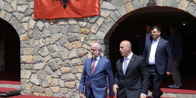 Kryetari i AAK-së, Ramush Haradinaj, uroi kryetarin e BDI-së, Ali Ahmeti për zgjedhjen e Talat Xhaferit kryeministër të Maqedonisë