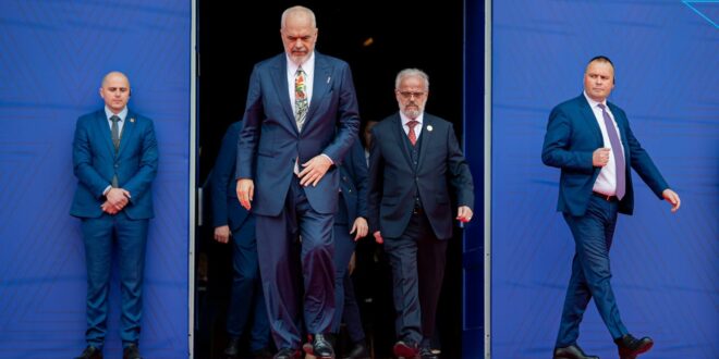 Kryeministri i Maqedonisë së Veriut, Talat Xhaferi, ka thënë se ende s'ka ftesë për vizitë zyrtare në Kosovë