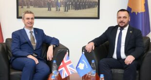 Ministri i Mbrojtjes, Ejup Maqedonci, priti në takim ambasadorin e ri të Britanisë së Madhe në Prishtinë, Jonathan Hargreaves