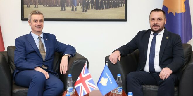 Ministri i Mbrojtjes, Ejup Maqedonci, priti në takim ambasadorin e ri të Britanisë së Madhe në Prishtinë, Jonathan Hargreaves