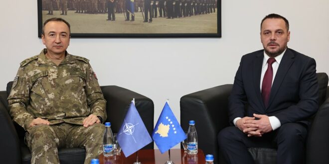 Ministri i Mbrojtjes, Ejup Maqedonci, ka pritur në takim Komandantin e KFOR-it, Ozkan Ulutash