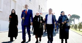 Kryeministri Edi Rama, bëri thirrje për drejtësi për katër viktimat që u vranë gjatë protestës, më 21 Janar 2011, në Tiranë