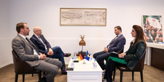 Kryetari i PDK-së, Memli Krasniqi, gjatë një takim ka biseduar me emisarin gjerman për Ballkanin Perëndimor, Manuel Sarrazin