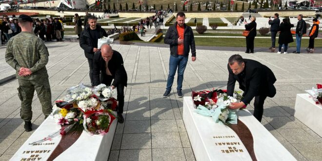 Stafi dhe drejtoria e AMMKM-së, bënë homazhe në Kompleksin Memorial “Adem Jashari” në Prekaz