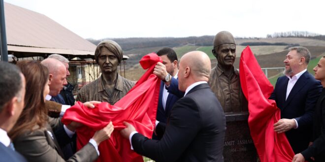 Në lagjen Jashari, në Kompleksin, Sala e Hamit Jashari, në Prekaz u bë zbulimi i busteve të heronjve, Sala dhe Hamit Jashari