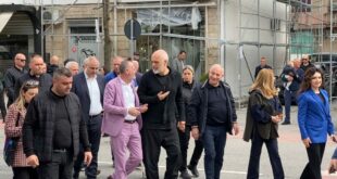 Kryeministri i Shqipërisë, Edi Rama, gjatë takimit me strukturat e Partisë Socialiste ë Shkodër, e cilësoi këtë qytet si lokomotivën që do të tërheqë gjithë veriun me vete. Ai deklaroi se do të investohet për të sjellë turistët në veri, pasi mali do të ketë më shumë fitime se plazhi. Shkodra mund të bëhet modeli i një transformimi pozitiv dhe lokomotiva që do të tërheqë gjithë veriun me vete. Lërë çfarë thonë disa që e keni lënë veriun pas dore. Ne kemi bërë investime në veri dhe po bëjmë investime që synojnë të zbulojnë malet, sepse unë besoj fort që ne na është krijuar një stereotip në kokë, plazhi, apo jugu, por ajrin më të pastër të industrisë së turizmit Shqipëria e ka në mal. Do të sjellim turistët që do të vijnë për ski, për masazhet e trupit, etj., dhe industria e turizmit në Shqipëri do të ketë fitime më shumë sesa vijnë nga plazhi. Por kjo kërkon kohën e vet”, tha ai. (ATSH)