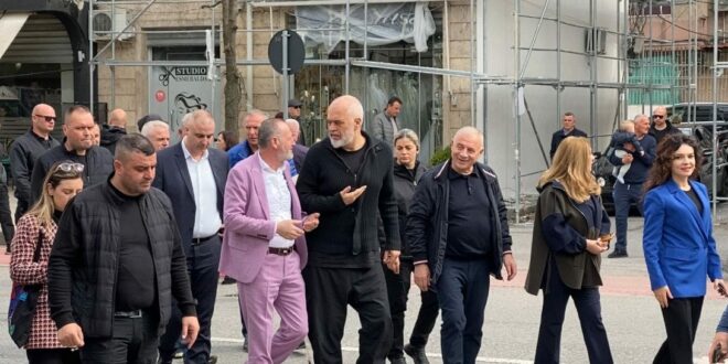 Kryeministri i Shqipërisë, Edi Rama, gjatë takimit me strukturat e Partisë Socialiste ë Shkodër, e cilësoi këtë qytet si lokomotivën që do të tërheqë gjithë veriun me vete. Ai deklaroi se do të investohet për të sjellë turistët në veri, pasi mali do të ketë më shumë fitime se plazhi. Shkodra mund të bëhet modeli i një transformimi pozitiv dhe lokomotiva që do të tërheqë gjithë veriun me vete. Lërë çfarë thonë disa që e keni lënë veriun pas dore. Ne kemi bërë investime në veri dhe po bëjmë investime që synojnë të zbulojnë malet, sepse unë besoj fort që ne na është krijuar një stereotip në kokë, plazhi, apo jugu, por ajrin më të pastër të industrisë së turizmit Shqipëria e ka në mal. Do të sjellim turistët që do të vijnë për ski, për masazhet e trupit, etj., dhe industria e turizmit në Shqipëri do të ketë fitime më shumë sesa vijnë nga plazhi. Por kjo kërkon kohën e vet”, tha ai. (ATSH)