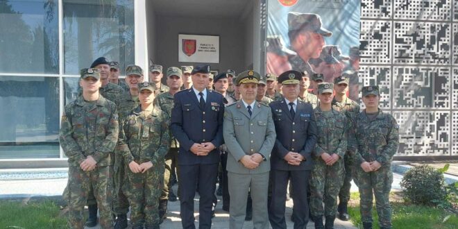 Eprorë të lartë të FSK-së u takuan dhe biseduan me shefin e Shtabit të Forcave të Armatosura të Shqipërisë