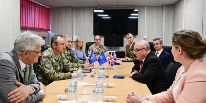 Komandanti i KFOR-it, Ulutash, bisedoi me emisarin britanik për Ballkanin Perëndimor, Stuart Peach, lidhur me sigurinë në Kosovë