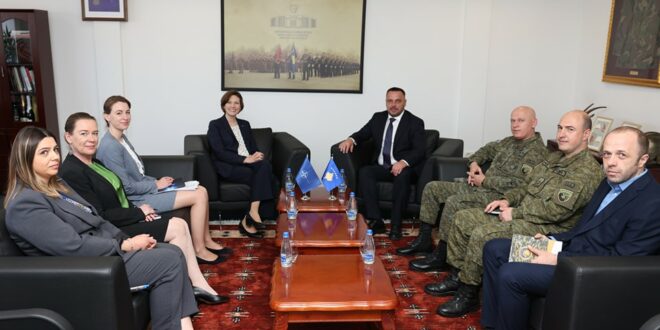 Ministri Maqedonci, priti në takim shefen e operacioneve aktuale, Divizioni për Operacione të Shtabit të NATO-s, Ariella Viehe