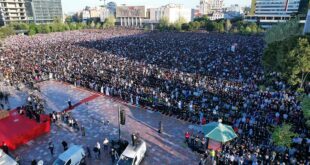 Besimtarë të shumtë islamë falën Namazin e Fitër Bajramit në sheshin “Skënderbej”, në Tiranë