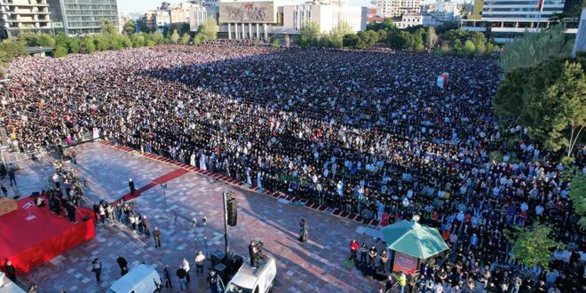 Besimtarë të shumtë islamë falën Namazin e Fitër Bajramit në sheshin “Skënderbej”, në Tiranë