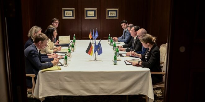Në ditën e dytë të qëndrimit në Gjermani, kryeministri Kurti vazhdoi takimet me zyrtarë dhe deputetë të Bundestagut