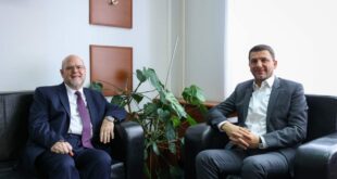 Kryetari i Partisë Demokratike të Kosovës, Memli Krasniqi ka takuar ambasadorin amerikan, Jeffrey Hovenier, ndërsa kanë biseduar për zhvillimet e fundit politike në vend. Krasniqi në një postim shkruan se ambasadorin Hovenier e ka njoftuar edhe rreth qëndrimeve të PDK-së për zgjedhje të parakohshme. Në zyrat e Grupit Parlamentar të PDK-së, takova ambasadorin e Amerikës, Jeffrey Hovenier, me të cilin diskutuam për zhvillimet e fundit politike në vend. Ambasadorin Hovenier e njoftova me qëndrimet e PDK-së rreth këtyre zhvillimeve dhe me arsyet e kërkesës tonë për zgjedhje të parakohshme. Ne besojmë se vendi është në stagnim të plotë dhe ata që po e pësojnë më së shumti janë qytetarët tanë”, ka njoftuar Memli Krasniqi.