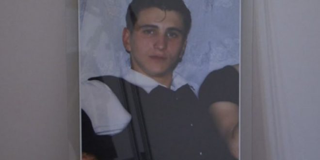 Sot në Gjakovë rivarroset martiri i kombit Vegim Kasim Qerkezi, i rrëmbyer nga forcat serbe gjatë luftës