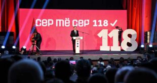 Kryepari i fisit të Vetëvendosjes, Albin Kurti, thekson rëndësinë e qeverisjes sipas meritës dhe ligjit