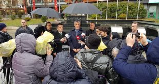 Kryetari i vendit, Hashim Thaçi, ka bërë homazhe para shtatores së heroit Zahir Pajaziti në Prishtinë