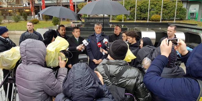 Kryetari i vendit, Hashim Thaçi, ka bërë homazhe para shtatores së heroit Zahir Pajaziti në Prishtinë