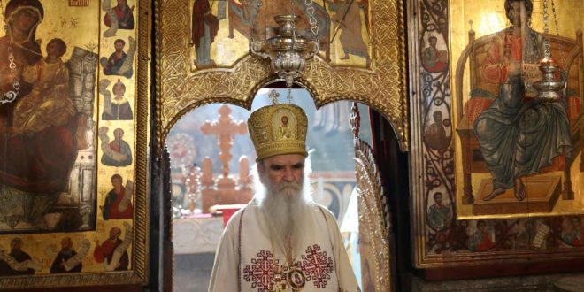 Popi i vdekur, Amfilohije, infekton mijëra besimtarë serbë në Mal të Zi me rastin e funeralit, besimtarët i puthen dorën