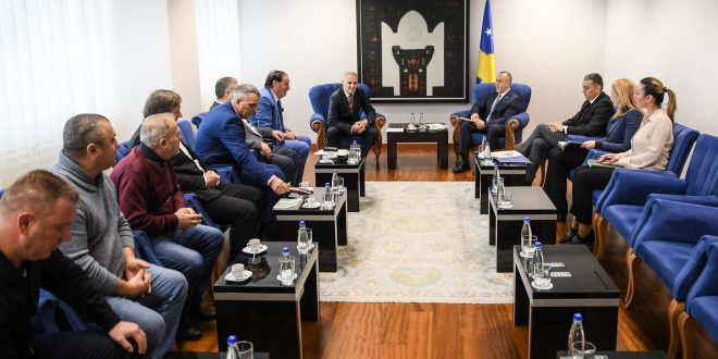 Kryeministri i vendit, Ramush Haradinaj ka pritur sot në takim përfaqësuesit e Shoqatës së Naftëtarëve