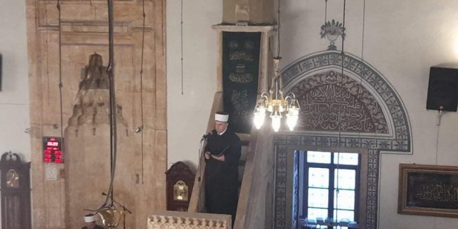 Në Xhaminë e Madhe në Prishtinë sot është mbajtur ceremonia kryesore e faljes se namazit të Kurban Bajramit