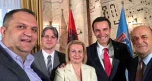 Takohen pesë kryebashkiakët e pesë qyteteve që simbolizojnë trojet etnike shqiptare