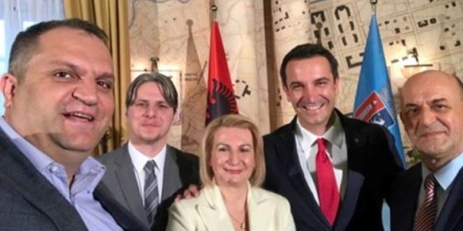 Takohen pesë kryebashkiakët e pesë qyteteve që simbolizojnë trojet etnike shqiptare