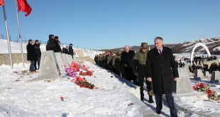 Ministri i Mbrojtjes dhe komandanti i FSK-së, bënë homazhe në nderim të martirëve dhe dëshmorëve në Reçak
