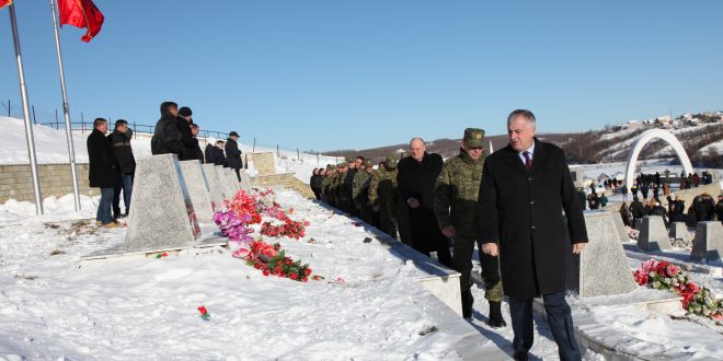 Ministri i Mbrojtjes dhe komandanti i FSK-së, bënë homazhe në nderim të martirëve dhe dëshmorëve në Reçak