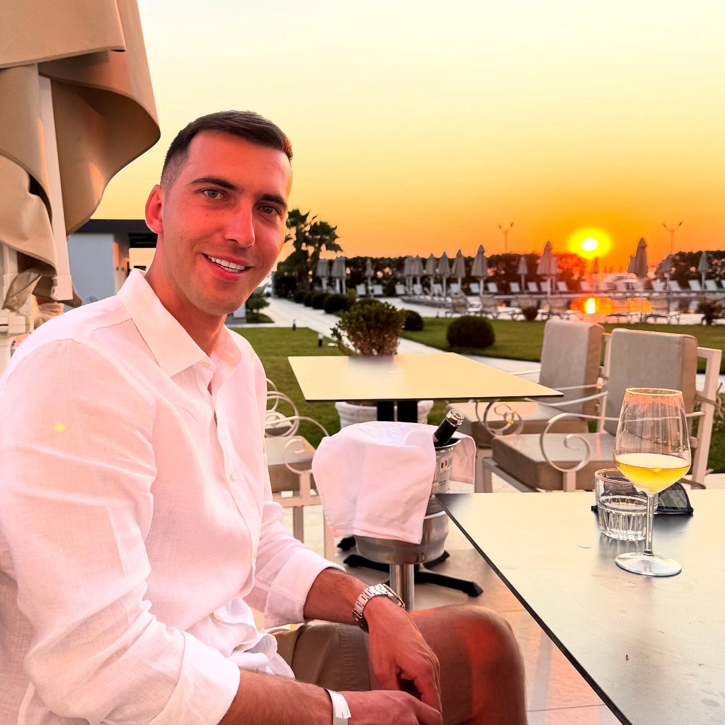 Në 28 Nëntor  fejohet Luan Haradinaj   djali i heroit Shkëlzen Haradinaj