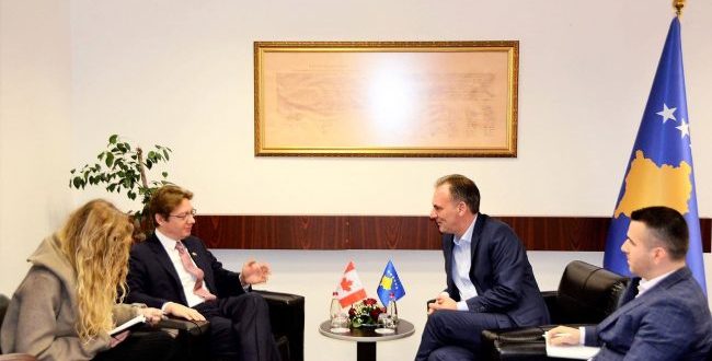 Zëvendëskryeministri Limaj, ka pritur në takim ambasadorin e kanadez jorezident për Kosovën, Daniel Maksymiuk