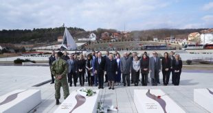 Kryetari i Skenderajt, Bekim Jashari me bashkëpunetorë ka bërë homazhe në nderim të 21 vjetorit të të rënëve