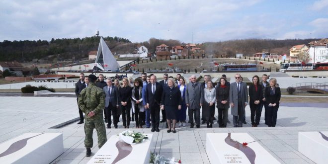 Kryetari i Skenderajt, Bekim Jashari me bashkëpunetorë ka bërë homazhe në nderim të 21 vjetorit të të rënëve